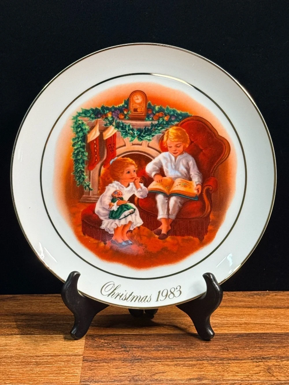 1983 AVON “Enjoying the Night Before Christmas” Collector Plate w/22K Gold Trim